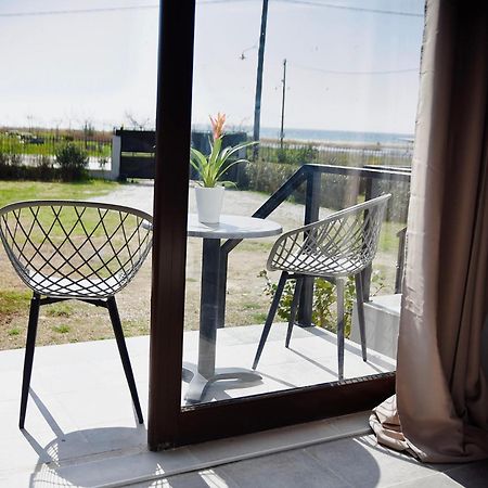 Room Nine 9 Beachfront Apartments Nea Kallikrateia Extérieur photo