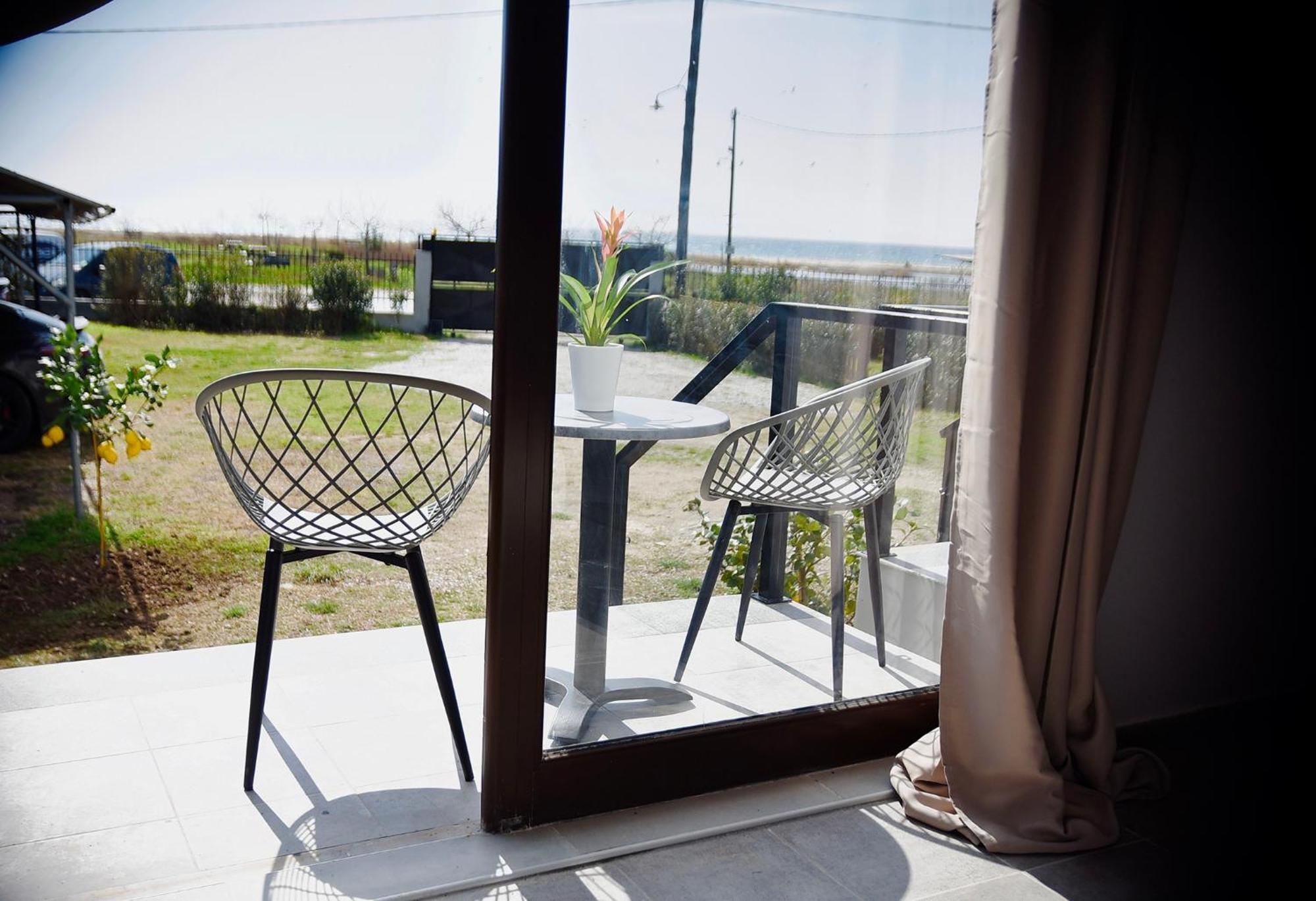 Room Nine 9 Beachfront Apartments Nea Kallikrateia Extérieur photo