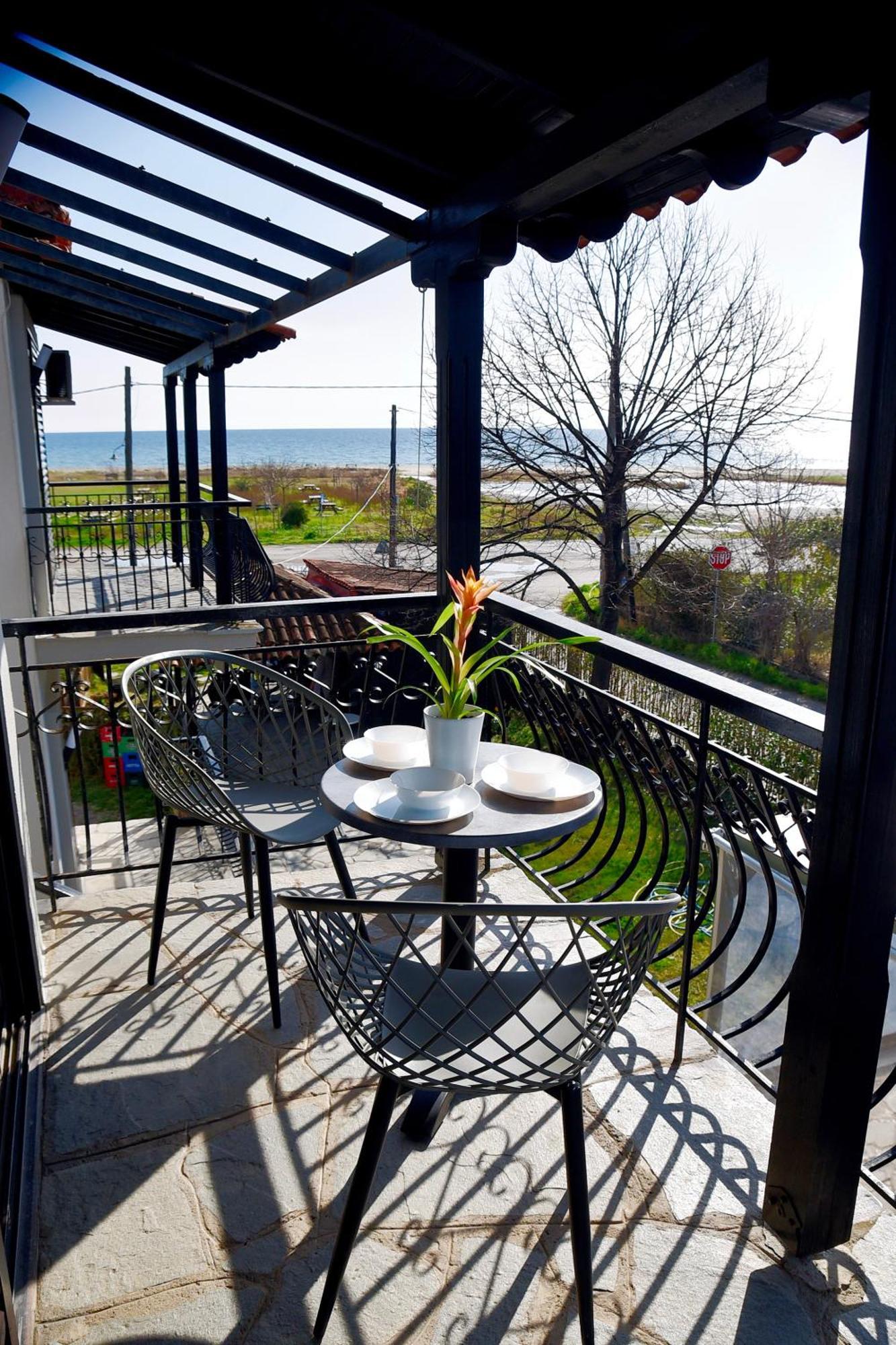 Room Nine 9 Beachfront Apartments Nea Kallikrateia Extérieur photo